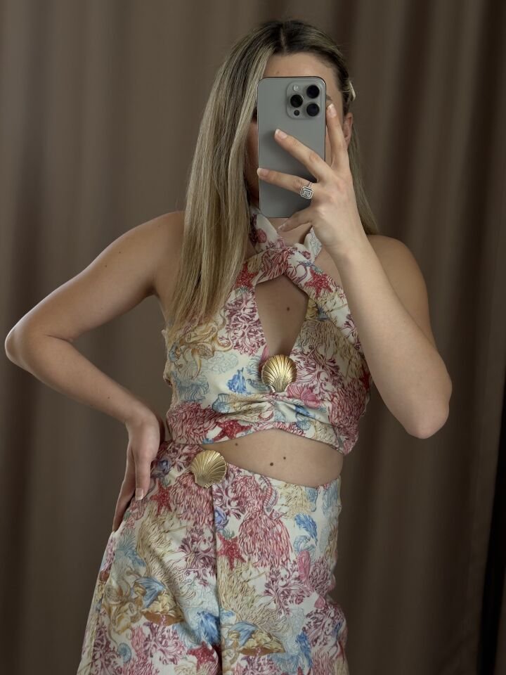Deniz Kabuğu Tokalı Halter Yaka Desenli Crop Bluz