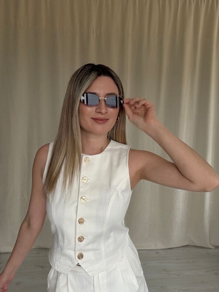 Keten Görünümlü Altın Düğmeli Yelek ve Kemerli Şort Takım