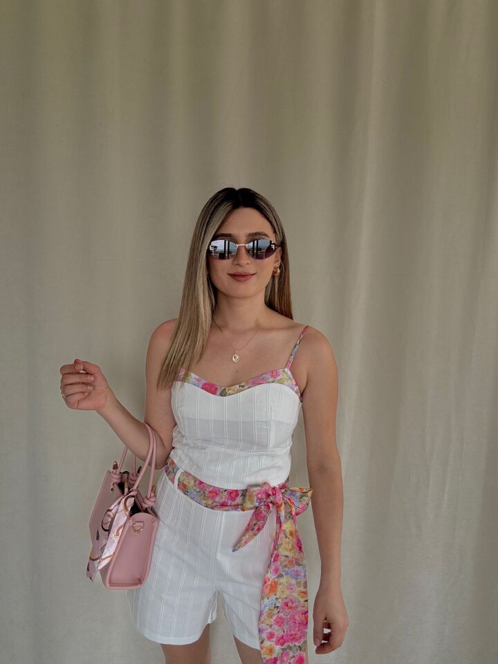 Keten Görünümlü Bluz  ve Çiçekli Kuşaklı Şort Takım