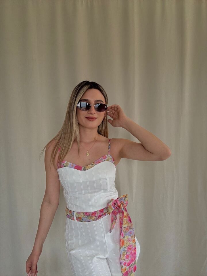 Keten Görünümlü Bluz  ve Çiçekli Kuşaklı Şort Takım