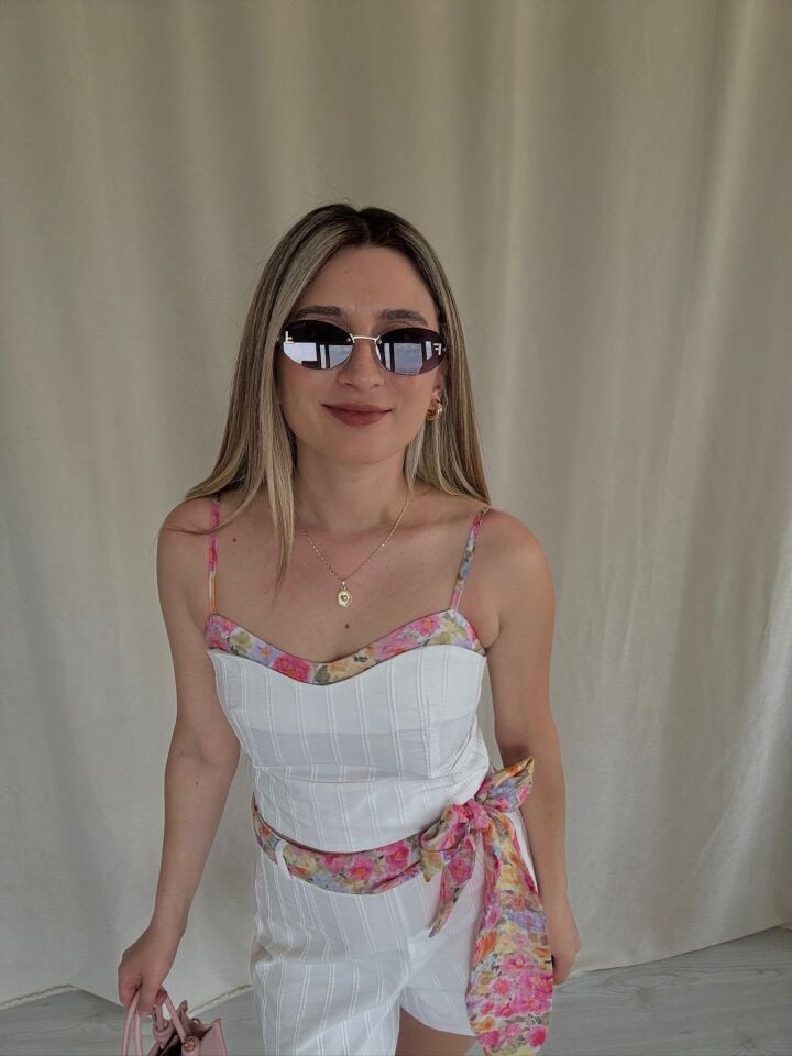 Keten Görünümlü Bluz  ve Çiçekli Kuşaklı Şort Takım